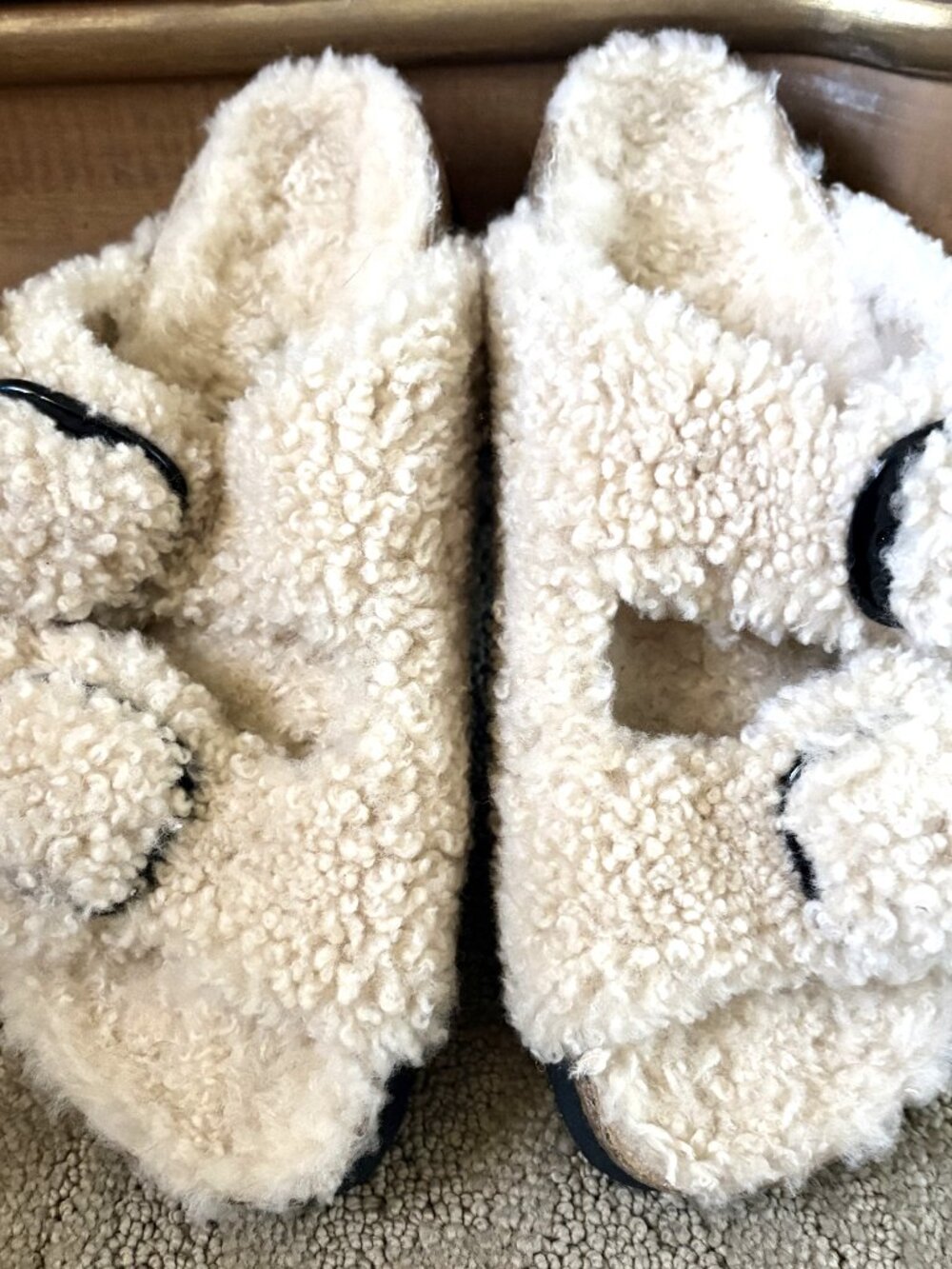 NWOB PAPILLIO BY BIRKENSTOCK ARIZONA EGGSHELL SHEARLING SANDALS SIZE: 7